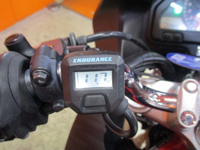 エンデュランスの電圧計付きのグリップヒーター！！秋からはこのグリップヒーターは必須のアイテムですよ！
