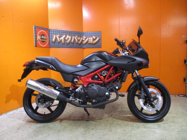 横から見てもこの通り状態グッド！！外装もフレームもエンジンも本当に状態グッドな一台ですよ！！