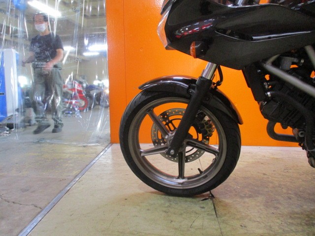 ホイールもこの通り状態グッド！！フォークのアウターまでもが綺麗な一台ですよ！他店追従不可能価格！！