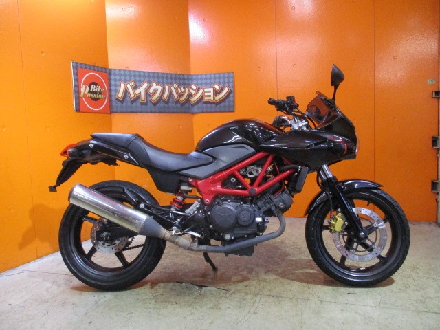 横から見てもこの通り状態グッド！！外装もマフラーもホイールもエンジンも写真の通りとっても綺麗な一台！