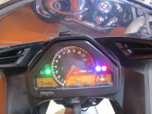 走行も２４４５０ｋｍのまだまだの一台！モデルＦですからインパネもスタイリッシュ！ＥＴＣも装備済み！！