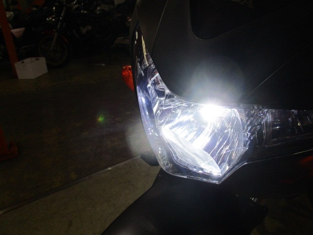 これまた嬉しいオプション！明るくてかっこいい！ＬＥＤヘッドライト装備！冗談抜きの早い者勝ちの一台！！