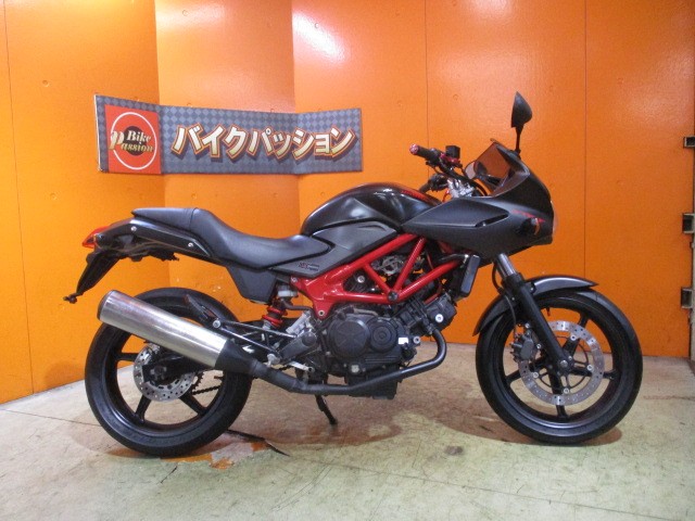 横から見てもこの通り状態グッド！買うと結構高価なアジャスター機能付き社外レバーも装備済みですよ！