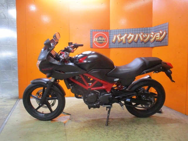 反対側もこの通り状態グッド！この純正の赤フレームは本当に鮮烈ですよね！レバー以外は純正フルノーマル車