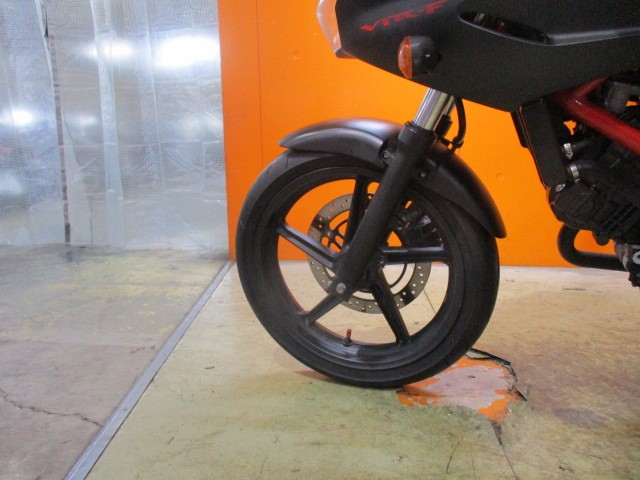 ホイールもこの通り状態グッド！ＶＴＲ－Ｆは車重も１６３ｋと軽めですのでビギナーでも女性でも扱いやすい