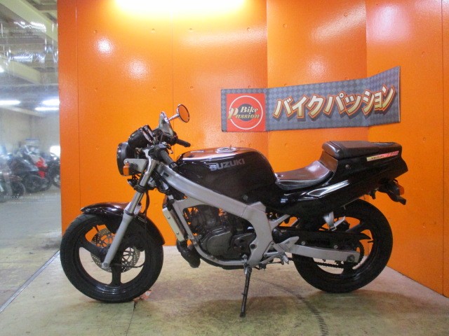 反対側もこの通り状態グッド！！車両重量僅か１３５ｋｇの車体に２ＳＴ３５ＰＳのパワフルなエンジンを搭載