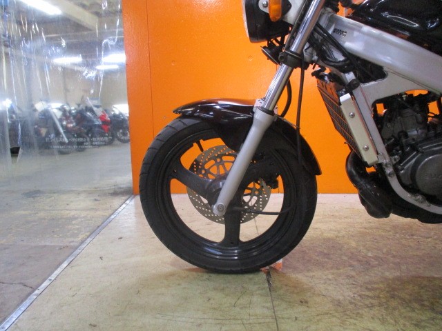 ホイールもこの通り状態グッド！！フォークのアウターもフレームまでもが綺麗な一台ですよ！！