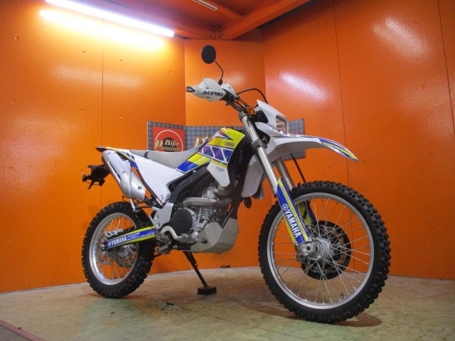 低走行の逆車のＷＲ２５０Ｒが入荷！真剣に購入を希望の方は０９０４４１８５３３２小西までお電話を下さい