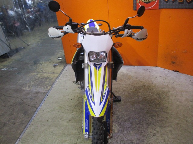 フロントから見てもこの通り状態グッド！！ナックルガード装備は嬉しいオプション！他店追従不可能価格！！