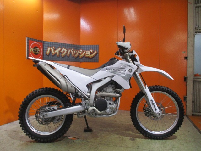 横から見てもこの通り状態グッド！！外装は勿論！エンジンもホイールも本当に綺麗な一台！悩むのは危険！！