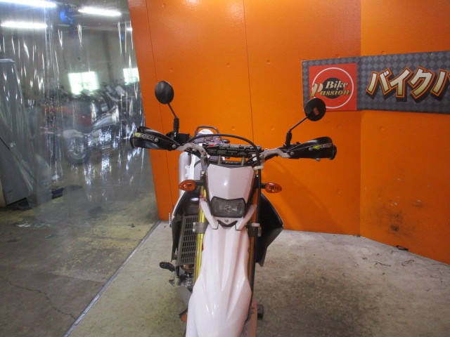 フロントから見てもこの通り状態グッド！ヘッドライトもなんとＬＥＤ装備済み！勿論通販も大歓迎の一台です