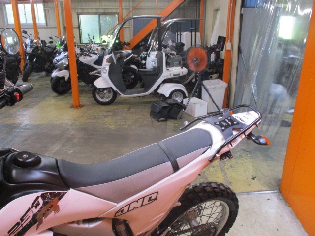 シートもこの通り破れもなければへたりもありません！あるととっても便利な社外キャリアも装備済み！