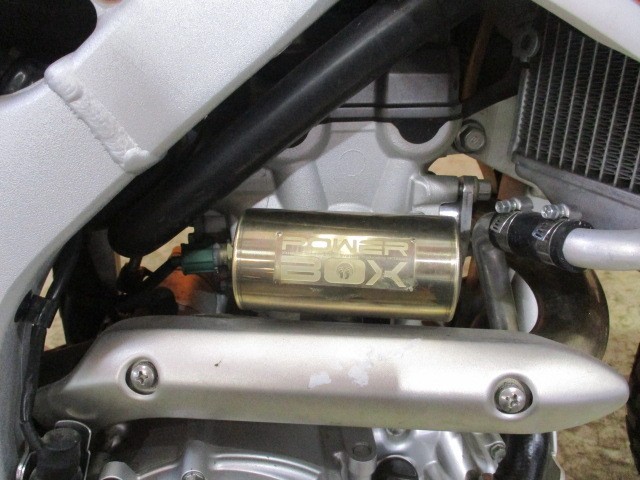 ＷＲといえばこのパワーＢＯＸに社外マフラーは必須ですよね！さらにフェンダーもちゃんとレス済みですよ！