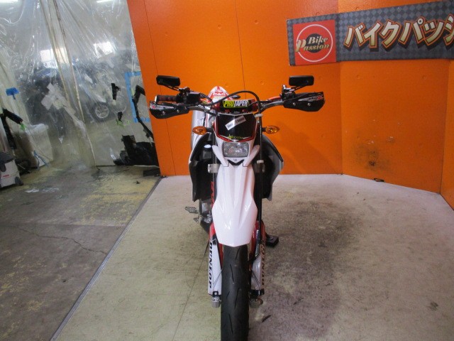 フロントから見てもこの通り状態グッド！！ナックリガードも装備済み！乗るならまずはつけたいですよね！！