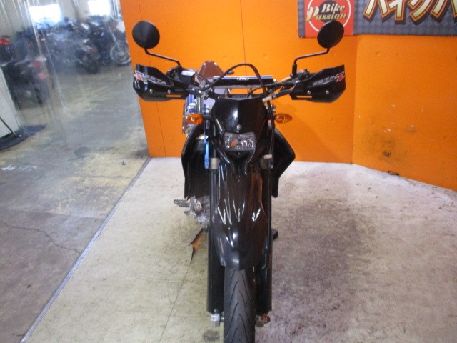 フロントから見てもこの通り状態グッド！！あると嬉しいナックルガード装備済みは嬉しいオプション！！