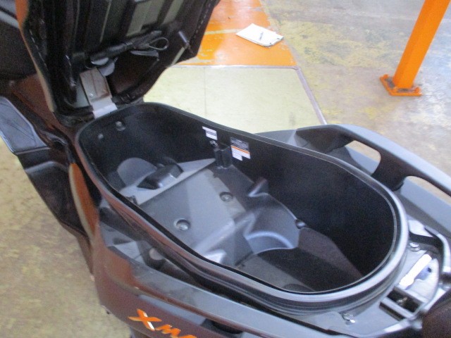 ＸＭＡＸはこの広いメットインもとっても人気ですよ！通勤から軽いワインディングまで楽しめる一台！