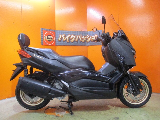 横から見てもこの通り状態状態グッド！２０２０年モデルですのでホイールが純正でゴールド！高級感が凄い！