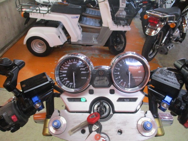 走行びっくり低走行の１２６１３ｋｍ！！赤キーも含めて鍵もきちんと３本あり！勝負価格の一台ですよ！！