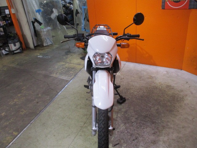 フロントから見てもこの通り状態グッド！！カラーも男女問わず人気の高いホワイト！安心のフルノーマル車両