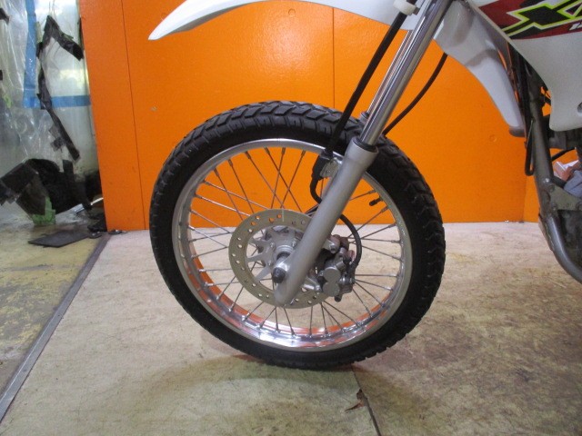 ホイールもスポークもフォークのアウターもこの通り状態グッド！来店が難しい方はお電話にて通販も可能です