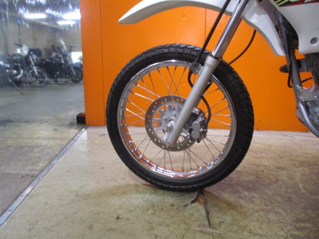 ホイールもこの通り状態グッド！！フォークのアウターまでもが綺麗な一台！！流石低走行車！本当に綺麗です