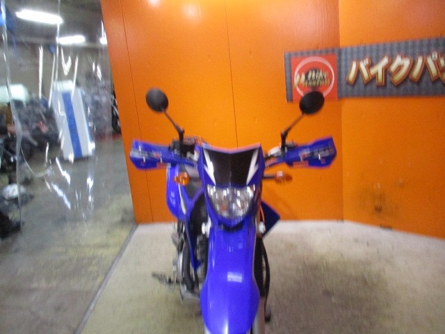 フロントから見てもこの通り状態グッド！ナックルガード装備は嬉しいオプション！！通販も勿論大歓迎の一台