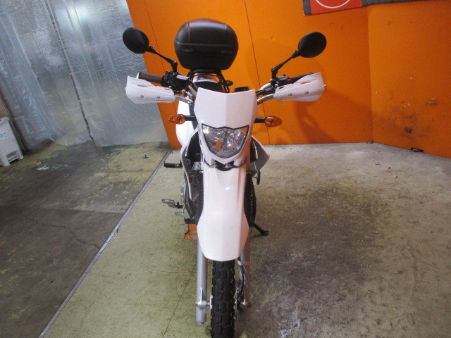 フロントから見てもこの通り状態グッド！あるととっても嬉しいナックルガード装備！早い者勝ちの一台ですよ