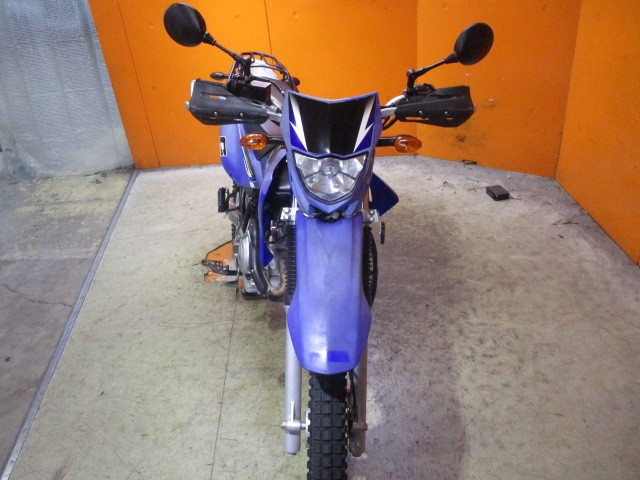 フロントから見てもこの通り状態グッド！ヘッドライトもとっても明るいＬＥＤ！さらにナックルガードも装備