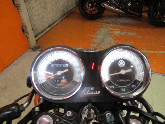 走行もまだまだの２０６００ｋｍ！純正でシフトインジケーター装備ですからビギナーでも安心の一台ですよ！