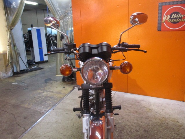 フロントから見てもこの通り状態グッド！！ウインカーを大型にしてよりレトロ感が出ていますよ！！