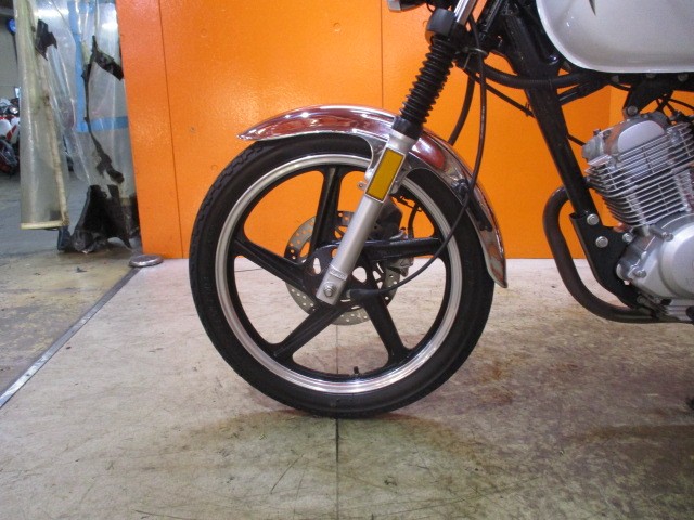 ホイールもこの通り状態グッド！！お洒落な純正のキャストホイールがまたいいですよね！他店追従不可能価格