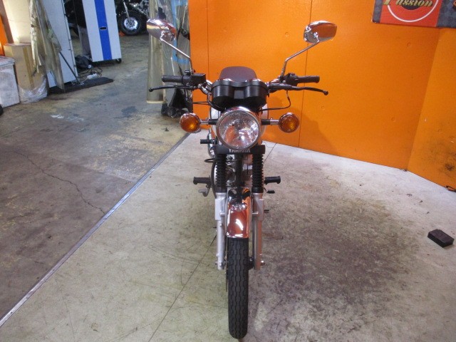 フロントから見てもこの通り状態グッド！！ウインカーを大型にしてよりレトロ感が出ていますよ！！