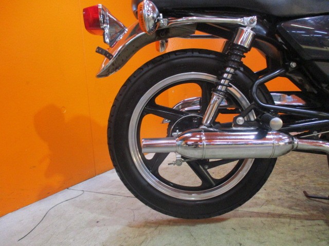 マフラーは社外のステンレスフルエキマフラー装備済み！！マフラー付きは本当に希少ですよ！！