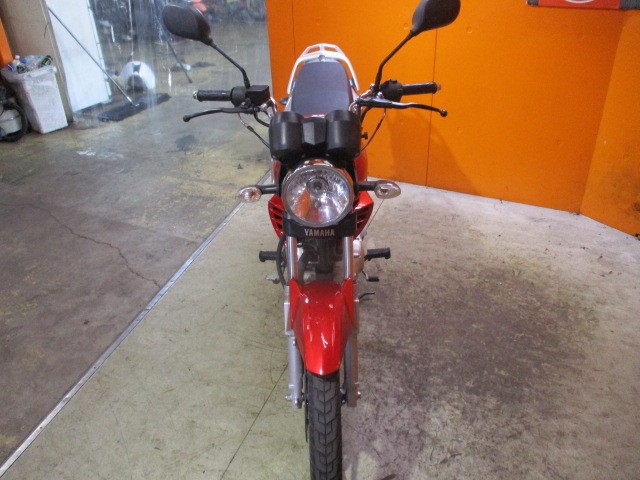 フロントから見てもこの通り状態グッド！！ここまで綺麗なＹＢＲ１２５がこの価格は正に他店追従不可能価格