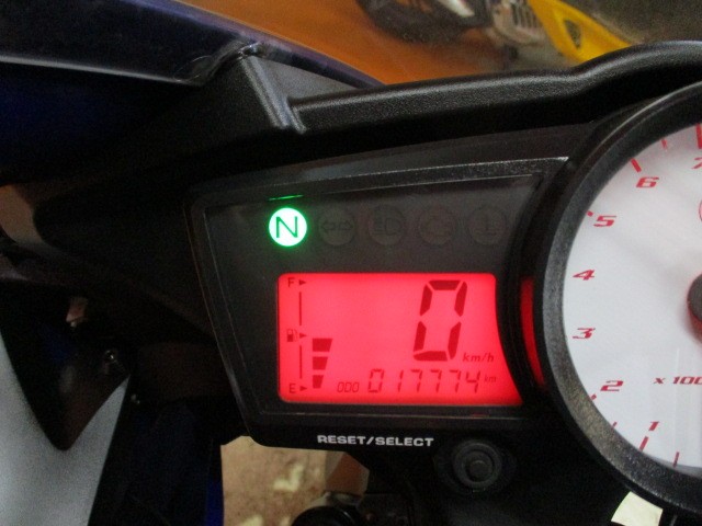 走行も１７７７４ｋｍの低走行車！！Ｒ－１２５は本当に球数の少ないバイクですので悩むのは危険な一台！！