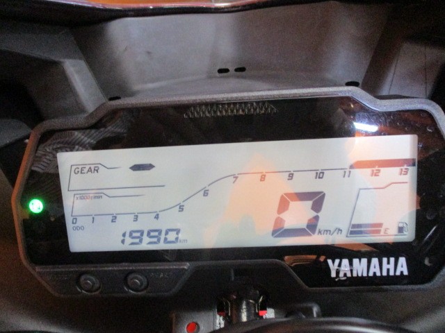 走行びっくり低走行の１９９０ｋｍ！このモデルはインパネがフルデジタルでまるで気分はＲ－１Ｍですよね！