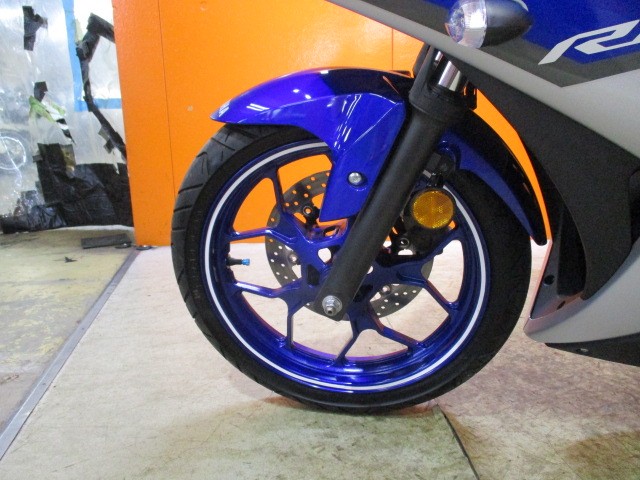 ホイールもこの通り状態グッド！！Ｒ－１譲りのディープパープリッシュブルーメタリックは人気色ですよ！！