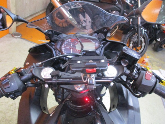 ハンドル回りもこの通り状態グッド！ブレースバーにスマフォフォルダ！さらに盗難防止イモビアラームも装備