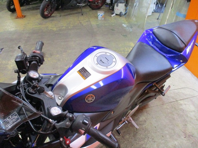 シートもタンクもこの通り状態グッド！！ハンドル回りもこの綺麗なＲ－２５が驚きのこの価格設定！！