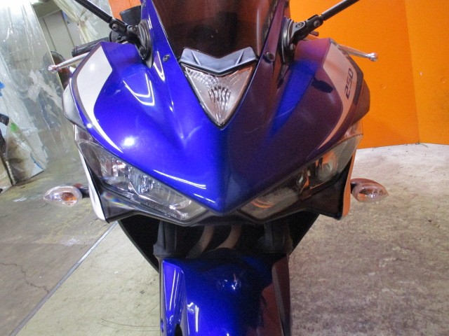 フロントから見てもこの通り状態グッド！社外スモークスクリーン！に社外ミラーも装着済み！