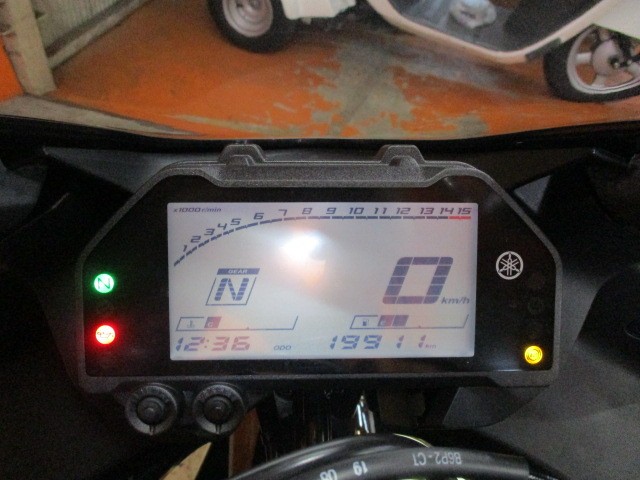 走行もまだまだ１９９１１ｋｍ！このフルデジタルのインパネはスポーティー！気分はまるでＲ－１Ｍですよね