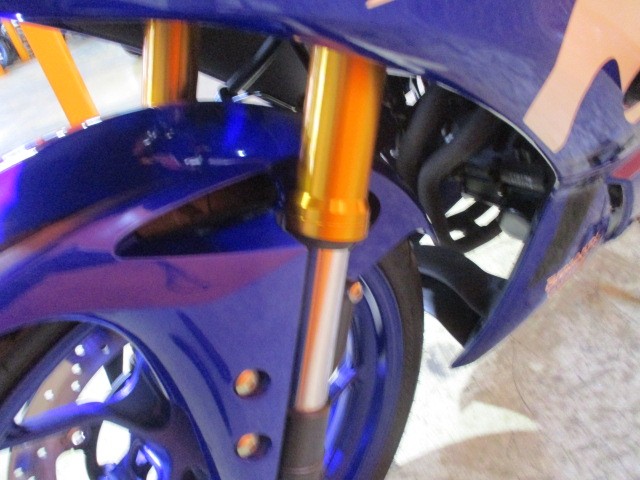 ２０２０年の限定のモビスターカラーですから、勿論現行モデルとおなじ倒立フォークのスポーティーモデル！