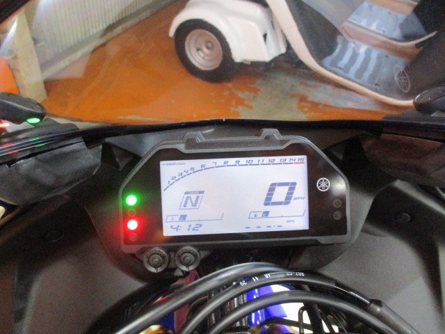 現行モデルのＲ－２５のこのインパネはフルデジタルでとってもスポーティー！もう気分はＲ－１Ｍですよね！