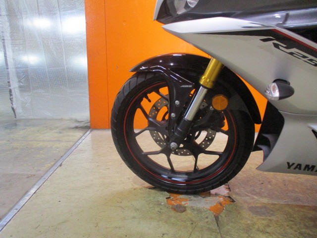 ホイールもこの通り状態グッド！モデルチェンジ後ですからＦフォークもスポーティーな倒立フォークですよ！