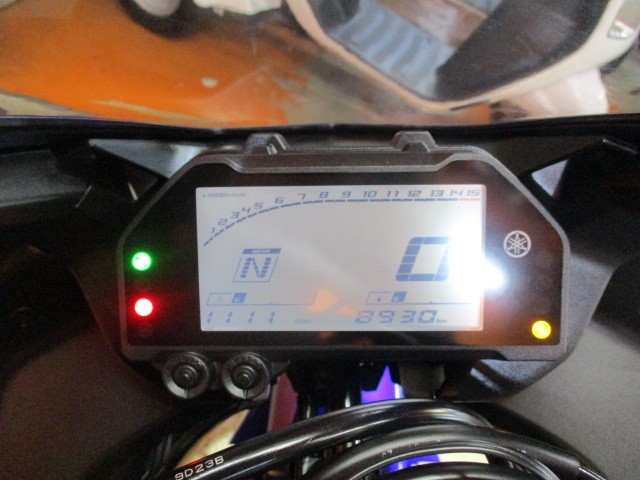 走行も８９３０ｋｍの低走行車！このモデルのフルデジタルのインパネはとっても見やすいですよね！