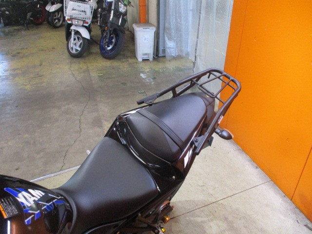 シートもこの通り破れもなくへたりもありません！あるととっても便利な社外キャリアも装備済みですよ！