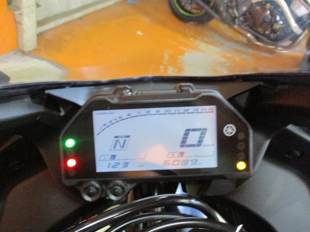 走行も６０８９ｋｍの低走行車！このモデルチェンジ後のフル電子のインパネはもう気分はＲ－１ですよね！