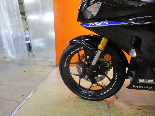 ホイールもこの通り状態グッド！このＲ－２５の純正のキャストホイールはまるで社外品のようにかっこいい！