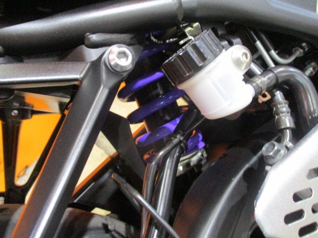 Ｒサスは社外のローダウンサスに変更済み！車高が下がっているので、足つきが本当にグッドな一台ですよ！