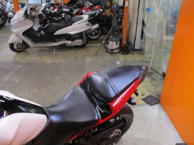 シートもこの通り破れもなければへたりもありません！私の主観ですが中免で乗れる最上級レプリカ！！